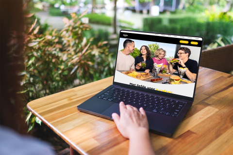 Laptop op tafel met de website van buysse snacks open.